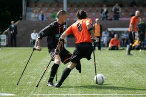 Krücken sport fußball männer deutschland rasen