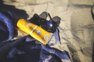 sonnenschutz sonnencreme sonnenbrille strand sand sommer