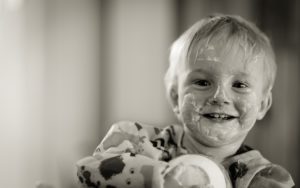 kinder , joghurt , essen , kind , junge , glücklich , chaotisch , kindheit , kind essen , bezaubernd , vorschulkind , kleinkind