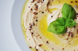 hummus , mahlzeit , kichererbsen , paste , samen , körner , close-east , gesund , platte , serviert , vorspeise , sonnenblume , flachs , sesam , basilikum , laub
