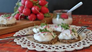 quark , kräuter , kräuterquark , brot , vollkornbrot , pumpernickel , schwarzbrot , radieschen , kresse , essen , kochen , küche , nahrung , lebensmittel , essbar , vollkorn , lecker , backwaren , nahaufnahme , gesund , mediterran , frisch , milchprodukt , natürlich , vegetarisch , mahlzeit , genuss , schmackhaft , zubereitung , verzierung , dekoration