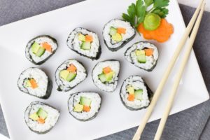 sushi , vegetarisch , gemüse , reis , asiatisch , karotte , gurke , snack , asien , chinesisch , essen , lebensmittel , vegan , vitamine , lecker