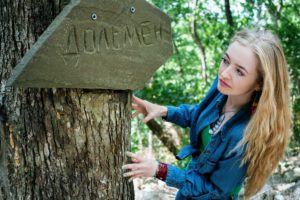 mädchen , sommer , wald , dolmen , park , tourist , porträt , grünen , interesse , armband , shirt ,