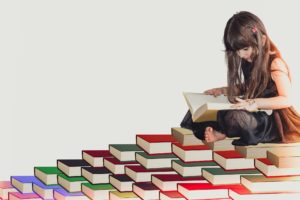 mädchen , weiß , spaß , kind , literatur , grundschule , schulmädchen , schüler , studie , schöne , intelligenz , konzept , person , klein , bildung , niedlich , kinder , idee , buch , wissen , jung , fröhlich , lernen , lesen , kindheit , weiblich , studium , porträt , menschen , baby , gelb , rot , grün , blau , lila , rosa , schwarz , weisheit , informationen , haufen bücher , stapel von büchern , lange haare , grauen hintergrund , smart , sitzen , intelligent , bibliothek , clever , halten , suchen ,
