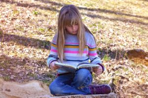 mensch , kind , mädchen , buch , lesen , natur , draußen , interesse