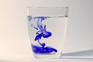 tinte , wasser , wasserglas , flüssigkeit , tropfen , fließen , flüssig , platsch , tropfen im wasser , farbig , nass , wasser tropfen , wassertropfen , farbe , blaue tinte , tinte im wasser , tintentropfen , wirbelring , wirbelkaskade , wirbelringe , tintenpatrone , farbstoff , tröpfchen , diffusion , wirbeln , mischen , mischung , farbiges wasser , farbe im wasser