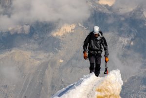 gipfel , klettern , bergsteiger , erfolg , spitze , berg , abenteuer , obenauf , leistung , erreichen , kletterberg , bergsteigen , berggipfel , extreme , bergsteigen und klettern , im freien , aktivität , nach oben , freiheit , landschaft , grat, flow