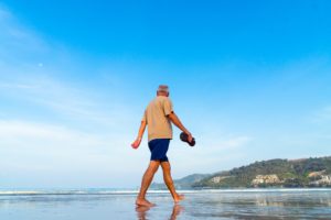 Vitalität im Alter, strand , senior , mann , männlich , wandern , im ruhestand , meer , ufer , ältere , ozean , aktiv , sand , freizeit , urlaub , lebensstil , aktivität , küste , schuhe , barfuß , übung , morgen , himmel , blau , berg , im freien , natur , wasser , beine , senioren , genießen , sonne , sommer , spaziergang , reisen , person , pension , mond , traum , leben, alt, opa, Aktiv im Alter