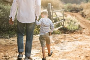 Ist ein Urlaub auf dem Bauernhof nicht eher Stress?junge , kinder , kindheit , landschaft , familie , bauernhof , glücklich , urlaub , kind , freizeit , lebensstil , liebe , menschen , beziehung , ruhestand , straße , ländlich , sommer , sonne , sonnig , zusammen , wandern , jung