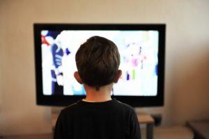 kinder , tv , fernsehen , home , menschen , junge , familie , jung , beobachten , lebensstil , technologie , kontrolle , wohnzimmer , sitzen , Können Arzt- und Krankenhaus Serien im TV Angst machen?