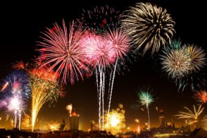 silvester , feuerwerk , leuchtfeuer , raketen , licht , feier , bunt , schwarz , neujahrsgrüße , nachts , neujahrsgruß , neujahr , party , show , funkenregen , farbenfroh , pyrotechnik , explosion , explodieren , knaller , effekt , leuchten ,Neues Jahr – neues Glück