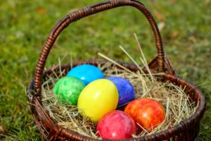 Ostern immer noch aktuell? osterkorb , bunte eier , bio , gefärbt , lebensmittel , brauchtum , ostern , osterschmuck , bemalt , osterfest , frohe ostern