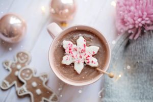 keks , brown , weihnachten , cookie , cookies , dekoration , lecker , lebensmittel , lebkuchen , gruppe , urlaub , puderzucker , saisonale , formen , imbiss , süß , traditionellen , winter , Zarte Versuchung Lebkuchen zu Weihnachten heiße Schokolade, kakao, kaffee