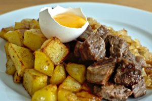 Methylmalonsäure MMS Vitamin B12 biff rydberg , steak , rydberg , mat , rohe eier , eier , kartoffel , zwiebel , fleisch , gericht