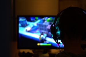 fortnite , computerspiel , game , gamer , sucht , kopfhörer , spiel , munition , pistole , waffe , spiele , trigger , rüstung , schlacht , maschinengewehr , soldat , pc-spiel , pc , videospiele , videospiel