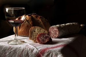 aperitif , wein , trinken , glas , stillleben , tisch , alkohol , rotwein , brot , wurst , rustikal , salami Histaminintoleranz & Histaminunverträglichkeit