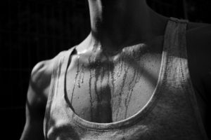 schwarz weiß , mensch , brust , mann , wasser , schweiß , tropfen , athletisch , muskulös , reizend , sport , sportlich , erschöpft , körper , körpergefühl , gesundheit , angestrengt , bewegung , durchhaltevermögen , erotisch , tanktop , schwitzen, Hyperhidrose