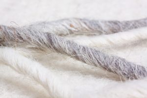 schafwolle , schafwoll-filz , naturfaser , naturprodukt , verfilzt , mittelalter , oberbekleidung , schafwollschnüre , grau , weiß , weich , kuschelig