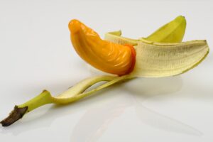 kondom , condom , preservativ , gummi , verhütung , verhüten , banane , obst , überraschung , unerwartet , sex , geschlechtsverkehr , verkehr , sexualität , hiv , aids , schützen , schutz , geschützt , sicher , liebe , zuneigung, Sexsucht