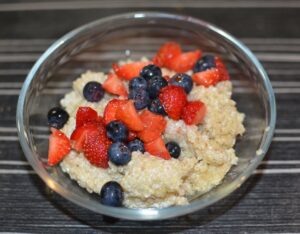 Quinoa-Milchbrei mit Beeren , milchreis , beeren, erdbeeren, blaubeeren, gesund, superfood, dessert , nachtisch , süßspeise , quinoa