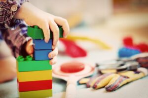   kind , turm , bausteine , klötzchen , holzklötze , kindergarten , spielzeug , kinder , unordnung , architektur , bauen , spielen , kinderkrippe