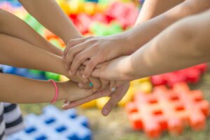 Kinderstiftung , hände , freundschaft , freunde , kinder , spaß , glück , kontakt , gruppe , zusammen , familie , zusammenarbeit , kooperieren , team , teamarbeit , hilfe , unterstützung , gemeinsamkeit , braun freut sich , braun-team , braun-unterstützung , brown helfen , braun gruppe , braun teamarbeit , braun glück , braun spaß , brown zusammen