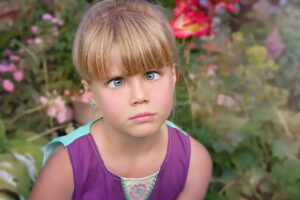 person , schielen , augen , blick , schief , schräg , verwirrt , mensch , kind , mädchen , puppengesicht , gesicht , niedlich , blond , garten , draußen , portrait , nahaufnahme , painting , schielen bei kindern , grimasse