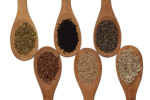 samen , sonnenblumenkerne , chia , sesam , leinsamen , hanfsamen , schwarzkümmel , löffel , holzlöffel , kochen , vegan , körner , lebensmittel , essen ,