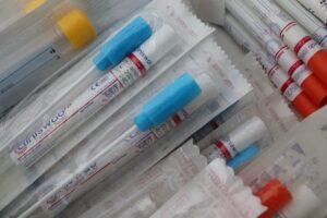 test , tupfer , diagnose , labor , bakteriell , medizinische , krankenhaus , gesundheit , gesundheitswesen , mediziner , medizin , klinik , patienten , krankheit , covid , epidemie , pandemie , graue gesundheit , gray hospital , grau medical , gray medizin , grau-lab , grau test , grau-labor , grau gesundheitswesen , Abstrich