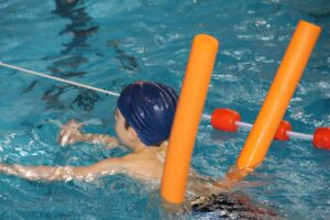 schwimmen , schwimmbad , schwimmnudel , wasser , nudel , jung , spaß , sport , aktiv , kind , lernen , schwimmkurs , schwimmunterricht, wassergymnastik, Poolnudeln oder Flexibeam