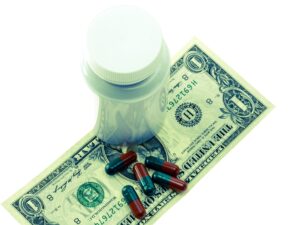 kosten , gesundheit , medizin , geld , gesundheitskasse , us-dollar , dollar , geldschein , pillen , dose , teuer