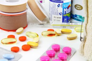 Hausapotheke, Erste hilfe , verband , flasche , kapsel , notfall , ausrüstung , erste , gesundheit , kit , medizinische , medizin , apotheke , pille , pillen , putz , tablette , thermometer ,