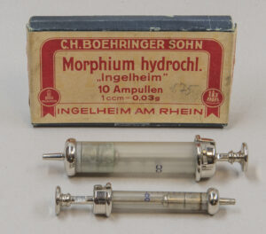  Pharmaceutical product (Morphium) from the early 1950th with syringes, Schlafmohn, Papaver somniferum., Opioidanalgetika, Opioide Analgetika, Schmerzmittel, Morphin, Morphium, opiat
