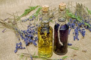  badeöl , öl , lavendelöl , duftöl , ätherisch , aromatherapie , homöopathie , beruhigend , lavendelblütenöl , wohlriechend , naturprodukt , therapie , wellness , gesundheit , pflege , wohlbefinden , harmonie , naturheilkunde , glasflaschen ,