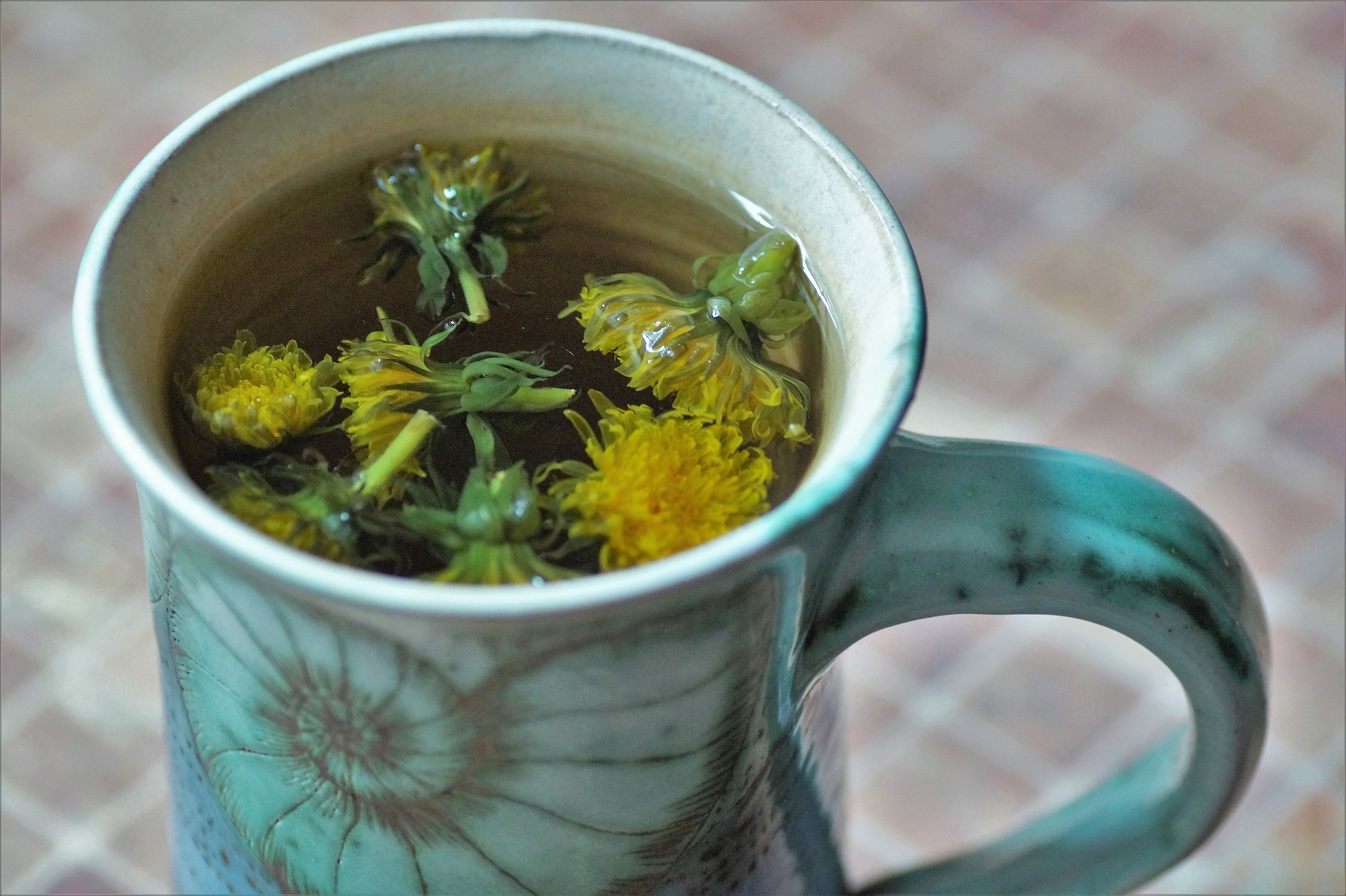 Сушеные цветы одуванчика. Чай из одуванчиков. Одуванчик чай. Отвар из одуванчиков. Отвар одуванчика.