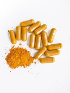 kurkuma , curcumin , lebensmittel , gewürz , haufen , weiß , golden , aromatischen , pulver , zutat , gelb , orange , würze , zuschlag , kapseln , hagebutte, hagebuttenpulver, pulver, nahrungsergänzungsmittel