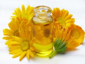  öl , fläschen , glas , calendula , ringelblumen , blüten , orange , haut , hautpflege , körperpflege , wellness , ätherische öle , aromatherapie , kosmetik , duft , parfüm , therapie , massage , entspannung ,