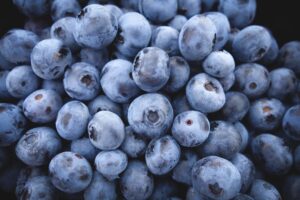  blaubeeren , früchte , blau , beeren , frisch , reif , organisch , ernte , produzieren , frisches erzeugnis , frische beeren , nahaufnahme , gesund , lebensmittel , ernährung , antioxidans , vitamine , saftig , süß , natürlich ,