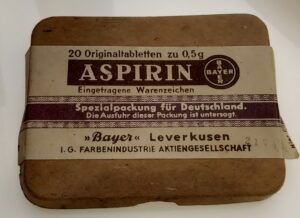 Aspirin, Acetylsalicylsäure (ASS) , Bayer, nichtsteroidales Antirheumatikum (NSAR) – auch nichtsteroidales Antiphlogistikum (NSAP) oder NSAID (non-steroidal anti-inflammatory drug), Tabletten, Pillen, Medikament