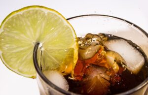  cola , getränk , limonade , coke , coca-cola , softdrink , erfrischend , eiswürfel , zitrone , glas , sommer , frisch , platsch , erfrischung , erfrischungsgetränk , süß 