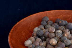 Gewürzkörner; Nelkenpfeffer; Viergewürz; Allgewürz; Jamaikapfeffer; Modegewürz; Englisches Gewürz; Allspice , Pimenta dioica, Pimenta officinalis