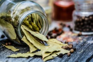 Gewürzkörner; Nelkenpfeffer; Viergewürz; Allgewürz; Jamaikapfeffer; Modegewürz; Englisches Gewürz; Allspice , Pimenta dioica, Pimenta officinalis
