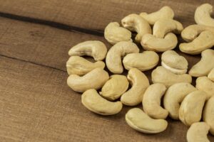  anacardium cashew cashewnüsse curatellifolium diät getrocknet getrocknetes essen lebensmittel obst isoliert kerne natürlich ernährung mutter nährstoff nüsse objekt occidentale organisch samen geschält snack holz hölzern braune früchte braun-diät braun ernährung