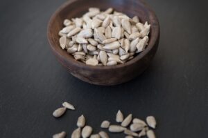  sonnenblumenkerne
kerne
geschälte sonnenblumenkerne
naturprodukt
snack
nahrungsmittel
gesund
essen
vitamine
mineralstoffe
nahaufnahme
textfreiheit
essbar
nahrung
lebensmittel
ernährung
schüsselchen
holzschüsselchen